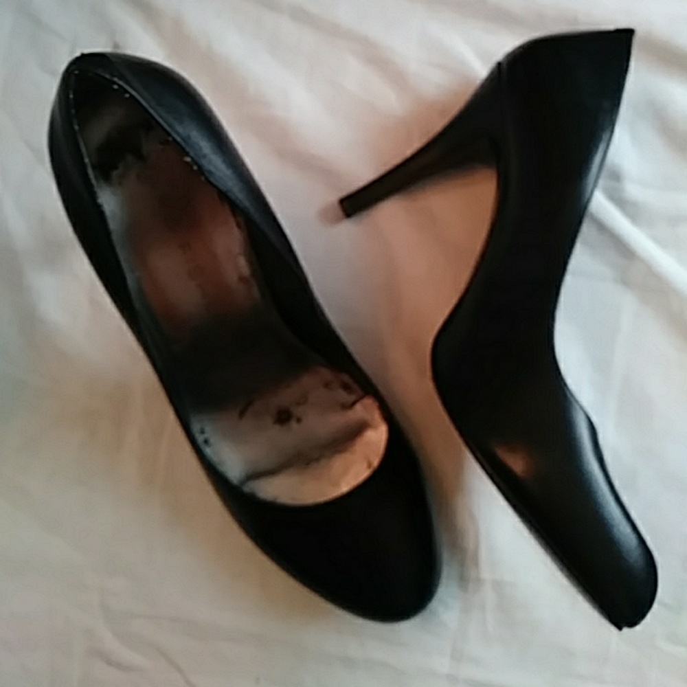 Marc Fisher black round toe heels-sz 8 1/2 M